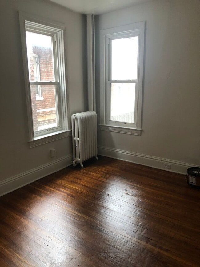 Building Photo - 1 Bedroom 1 Bath, 2nd Floor on the Avenues-York City SD