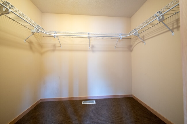 Building Photo - 852 W Berwood Ave