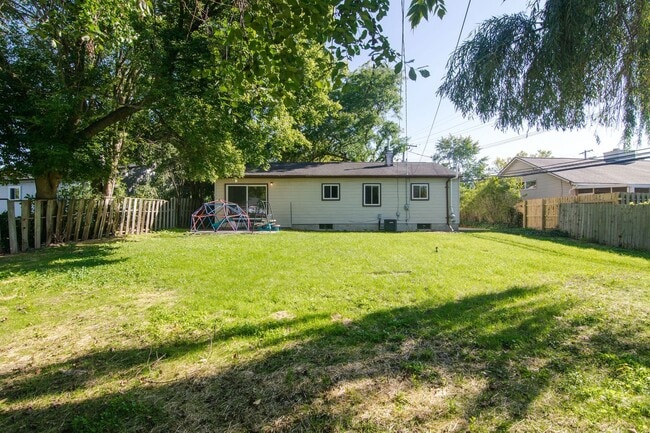 Building Photo - 2420 N Circle Dr