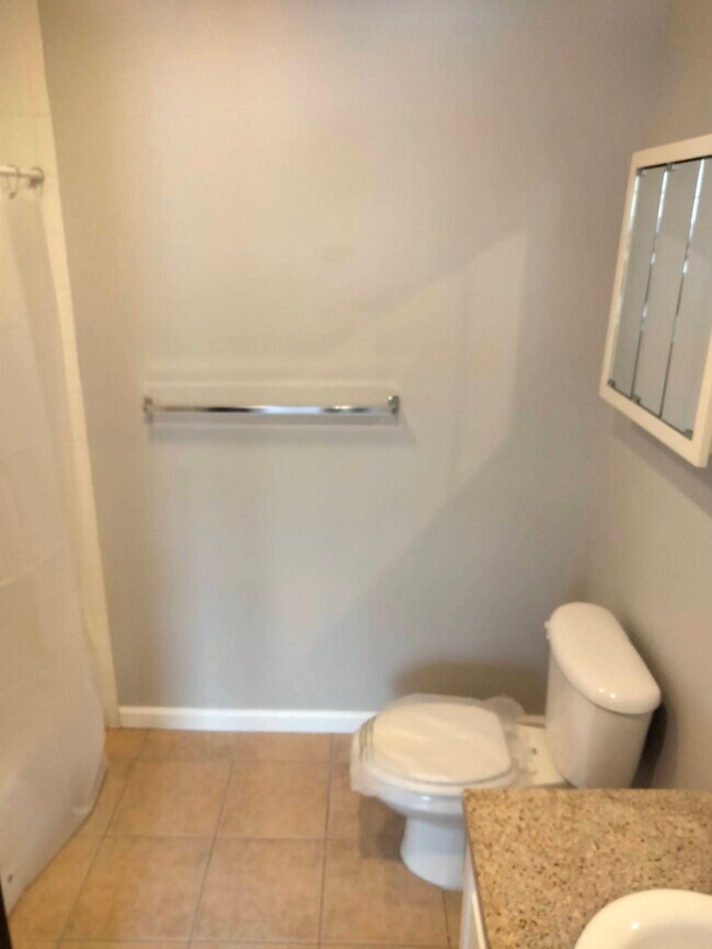 Building Photo - 210 Farmington Ave