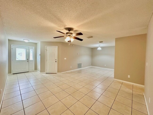 Building Photo - 2 bedroom/2 bathroom/2 car garage town hom...
