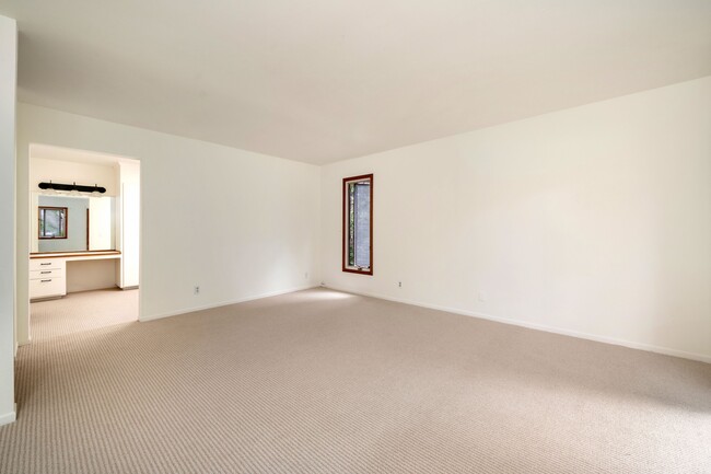 Building Photo - 1539 Miramar Ln