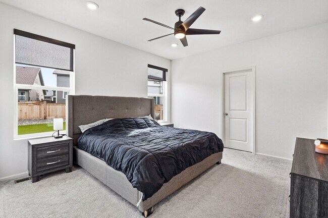 Building Photo - Modern Home in Brighton!