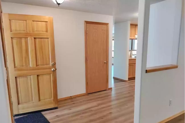 Building Photo - Spacious, updated home with A/C in SW Bend!