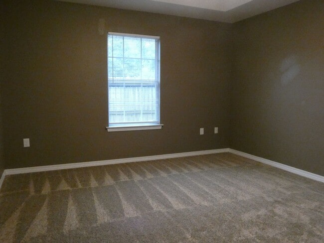 Building Photo - Beautiful Custom Home - Large Lot