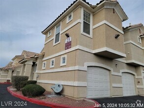 Building Photo - GATED 2 BEDROOM TOWNHOME WITH ATTACHED GAR...