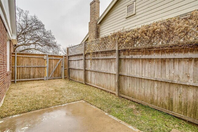 Building Photo - 2 bedroom Duplex in Ryan Place on Large Corner Lot