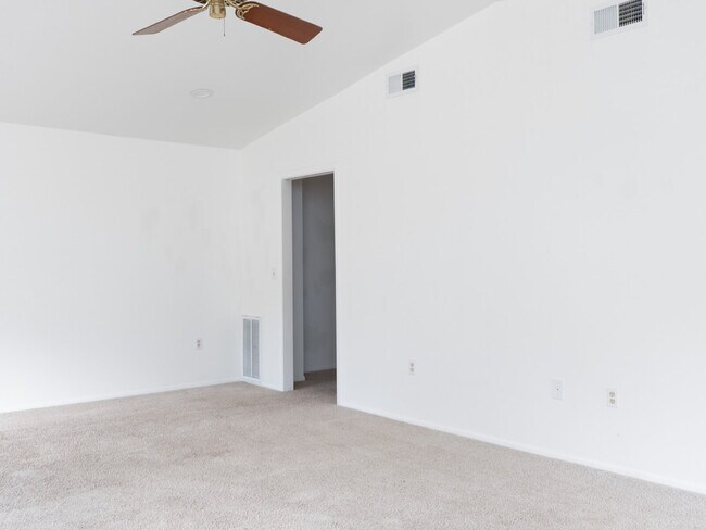 Building Photo - Spacious 5-Bed, 4-Bath Sarasota Home with ...