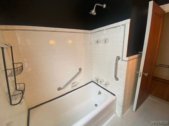 Building Photo - 27 Henley Rd