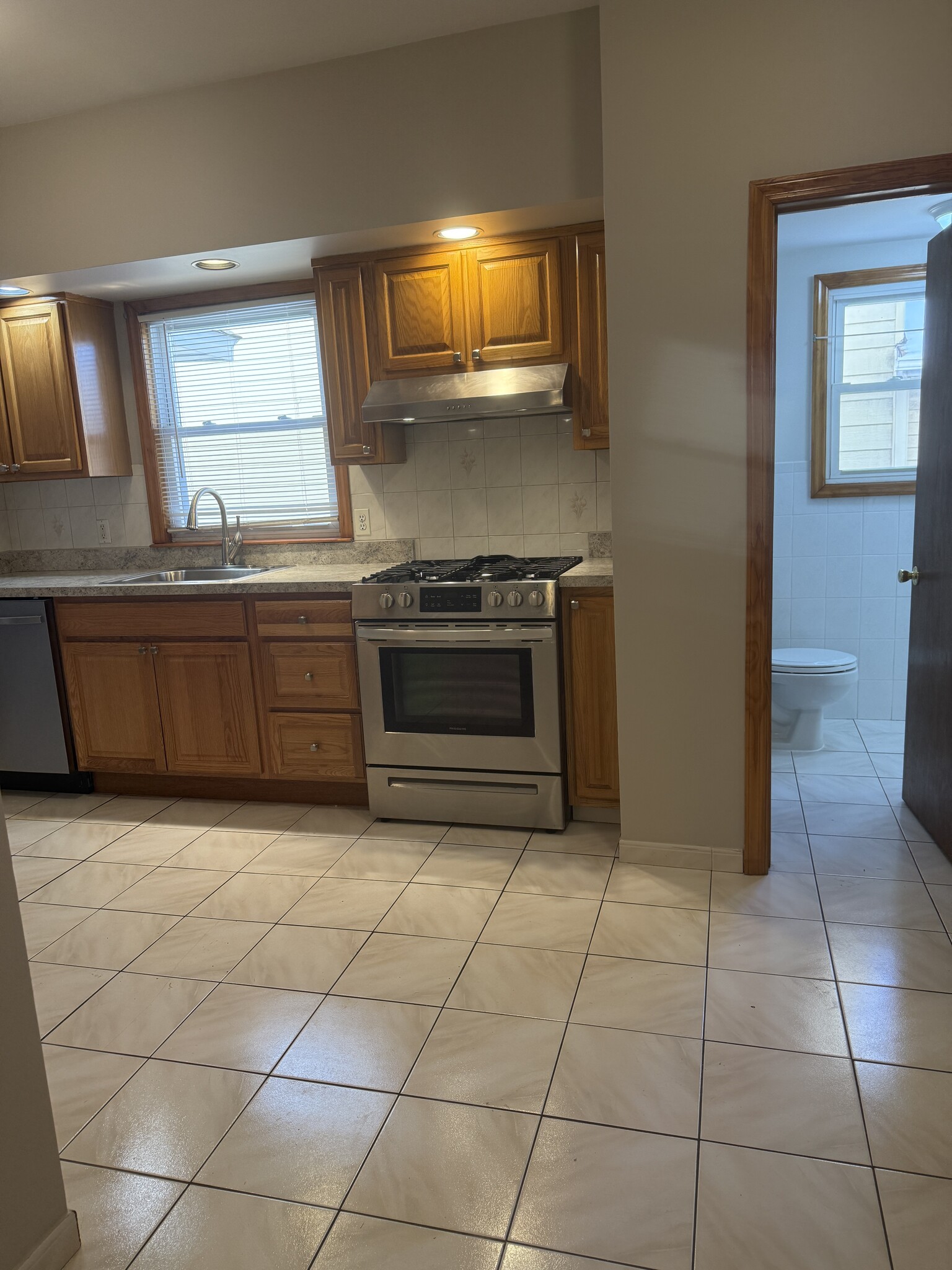 Large Eat-in Kitchen - 67 Humboldt St