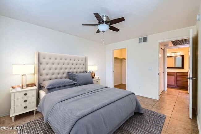 Building Photo - Luxury and Resort like Living at Scottsdale Park Place!!!  Tile throughout, light, bright and Pri...