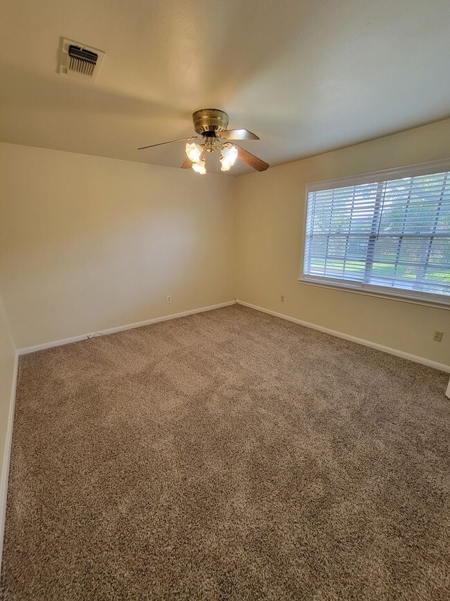 Building Photo - Bryan - 4 Bedroom - 2 bath - 2 story House with attached garage