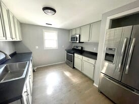 Building Photo - 612 E High St