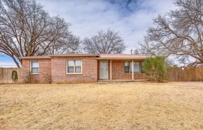 Building Photo - Updated 3 bedroom 2 bathroom house in Cent...