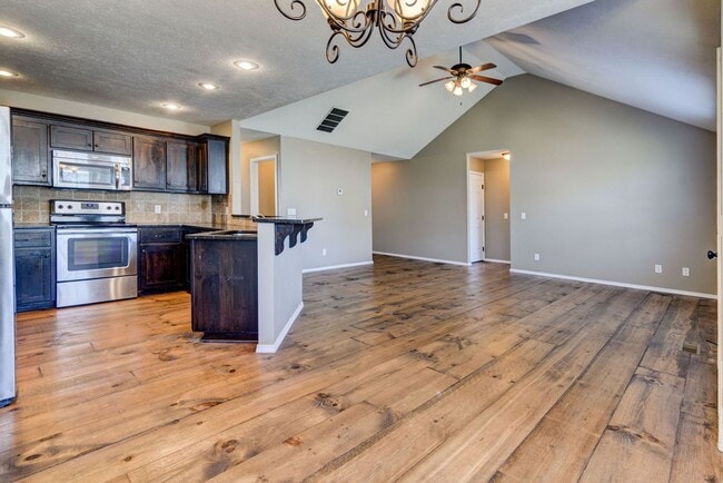 Building Photo - 3 Bedroom Republic Home