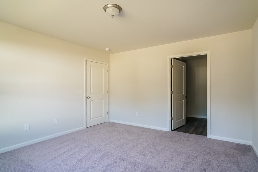 Building Photo - 676 Savanac St SE