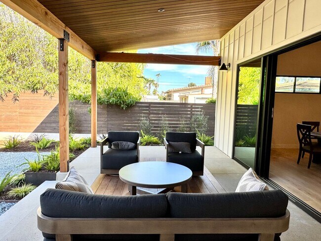 Building Photo - 1910 Raymond Ln