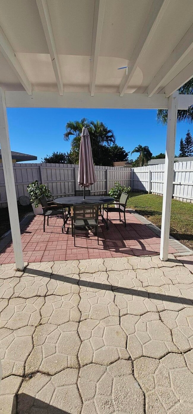 Building Photo - 2127 SE Shelter Dr