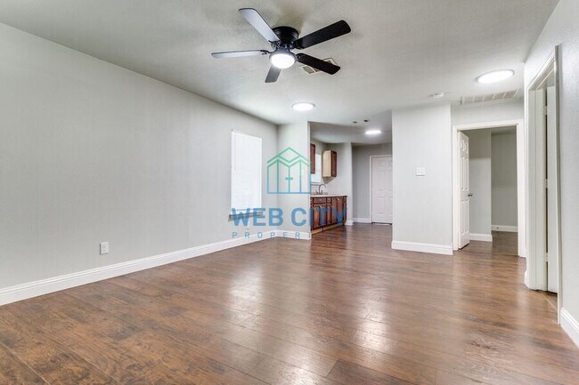 Building Photo - 4218 Carpenter Ave