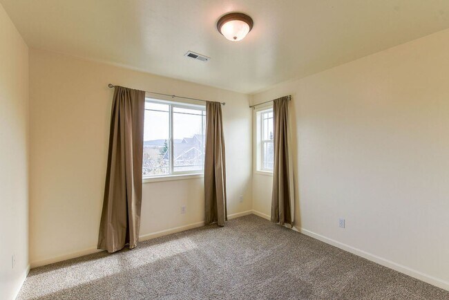 Building Photo - Beautiful 3 bed/2.5 bath single family hom...