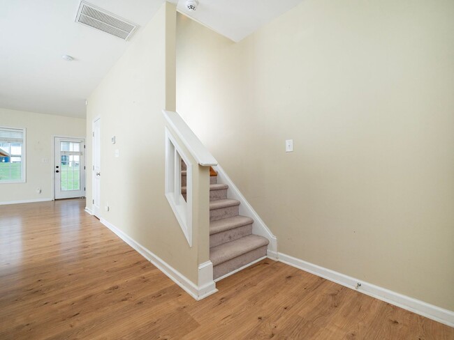 Building Photo - 3 Bed | 2.5 Bath End Unit Townhome in Abbi...