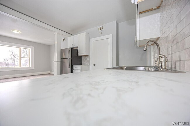 Building Photo - 1204 Niagara St