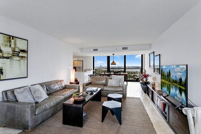Primary Photo - 3000 N Ocean Dr