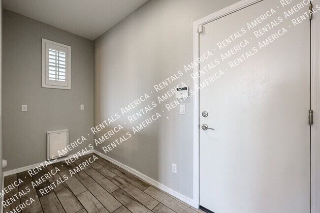 Building Photo - 1936 S Sycamore Pl