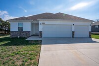 Building Photo - Beautiful newer 3 bed home with 3 car garage