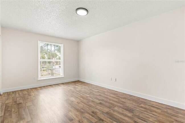 Building Photo - 4038 Versailles Dr