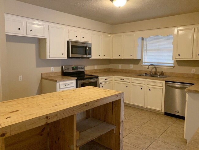 Building Photo - 1006 Poppets Way