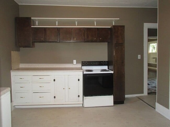 Building Photo - $895 - 3 bed 1 bath - Single Family Home
