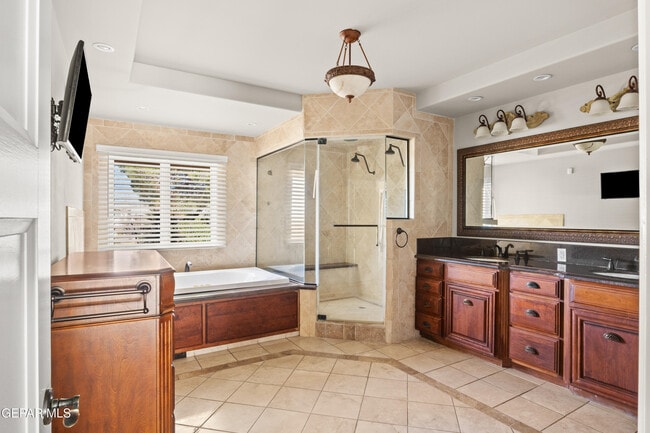 Building Photo - 6204 Pinehurst Dr