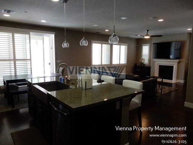 Building Photo - 5635 Saratoga Cir