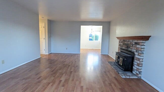 Building Photo - Quiet 4/2 in the Arcata Bottoms