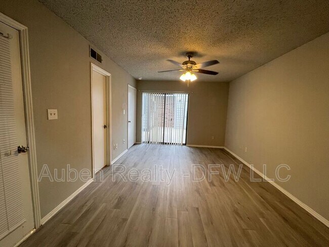 Building Photo - 602 Bellaire Dr