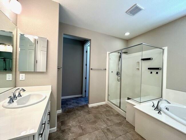 Building Photo - Beautiful 3 Bedroom 2.5 Bathroom in Gated ...