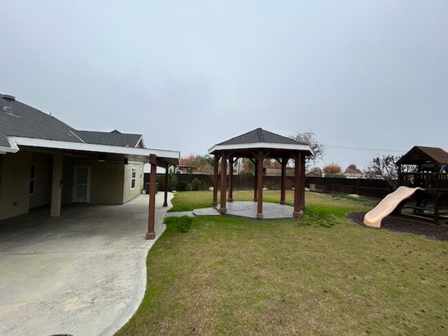 Building Photo - You have to see this yard and patio in the Vineyard subdivision in Northwest Hanford