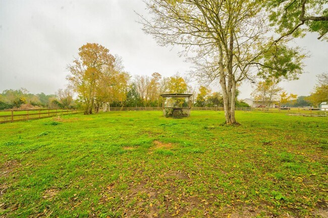 Building Photo - This charming 3-bedroom, 2-bathroom oasis ...