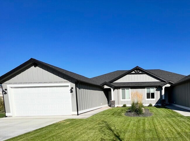 Primary Photo - 1041 S Russell St