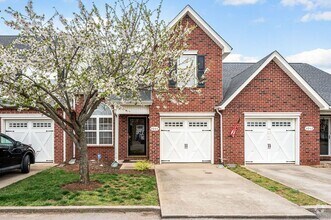 Building Photo - MOVE IN READY 3 BEDROOM TOWNHOUSE!!
