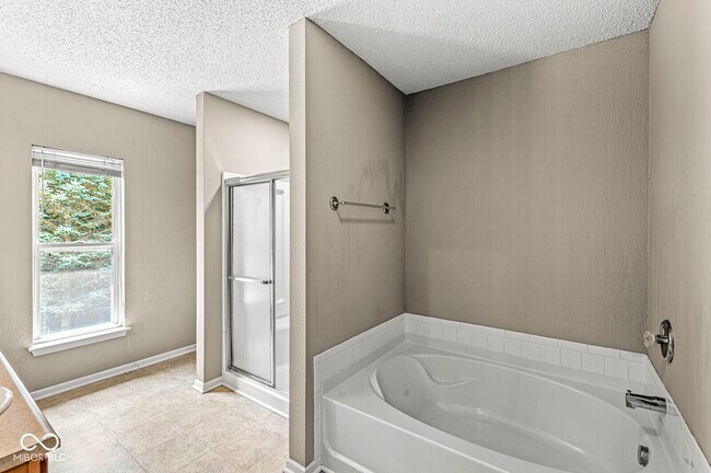 Building Photo - 5641 Buck Dr