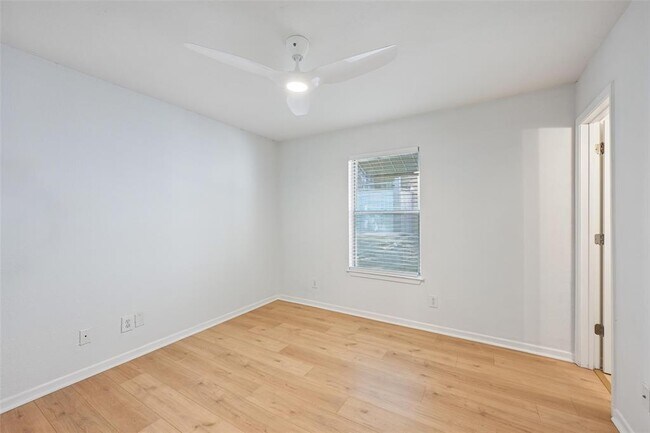Building Photo - 3204 Menchaca Rd