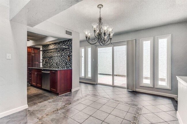 Building Photo - 4 Oakbrook Dr