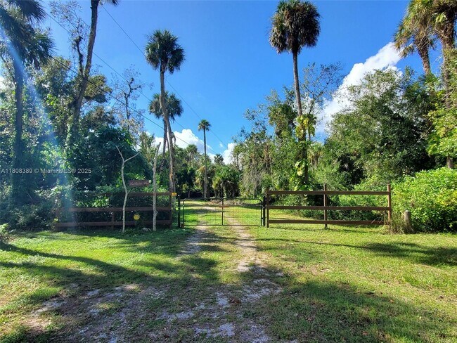 Building Photo - 671 Live Oak Ln