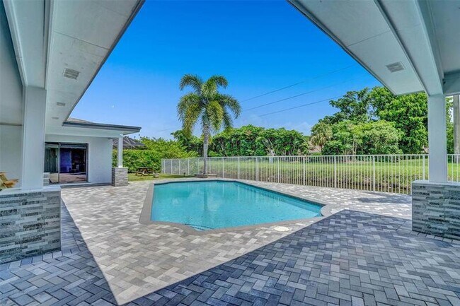 Building Photo - 16610 Royal Poinciana Ct