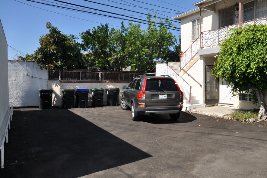 Building Photo - 818 W Glenoaks Blvd