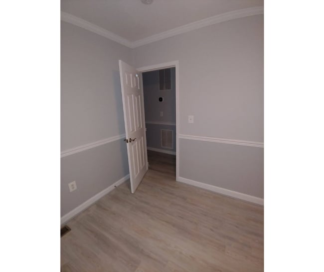 Building Photo - 452 Main St