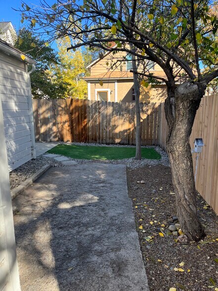 Building Photo - 623 Sinclair St