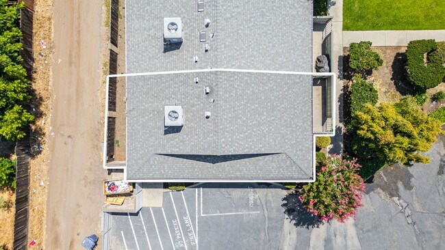 Building Photo - 1229 W Roseburg Ave